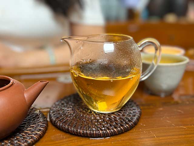 图为2003年商检版301批次7542青饼洗茶润茶第二道汤体