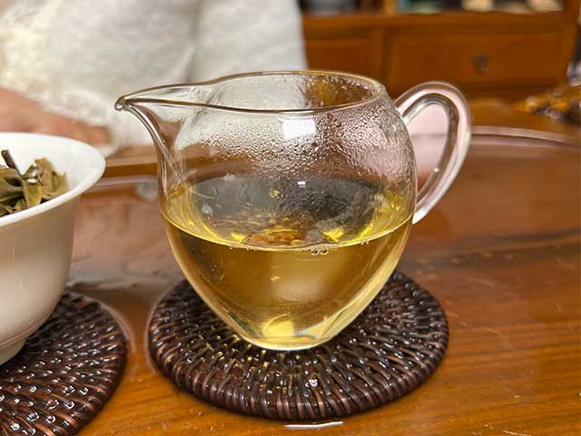 图为2020年忙肺古树小饼品鉴第六道茶汤