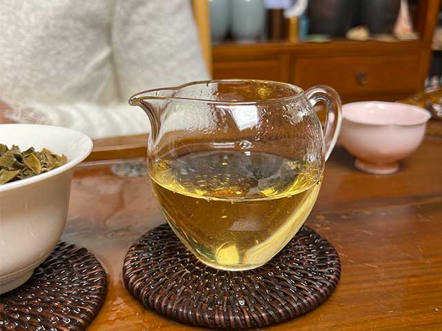 图为2020年忙肺古树小饼品鉴第七道茶汤