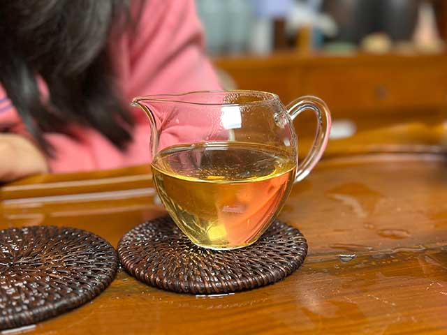 图为贡沱驿2006年景迈古树茶洗茶润茶第二道茶汤