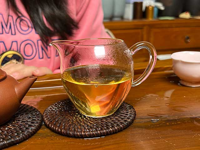 图为贡沱驿2006年景迈古树茶品鉴头道茶汤