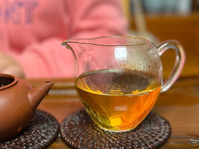 图为贡沱驿2006年景迈古树茶品鉴第四道茶汤