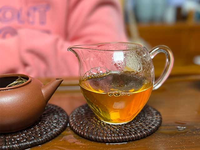 图为贡沱驿2006年景迈古树茶品鉴第六道茶汤