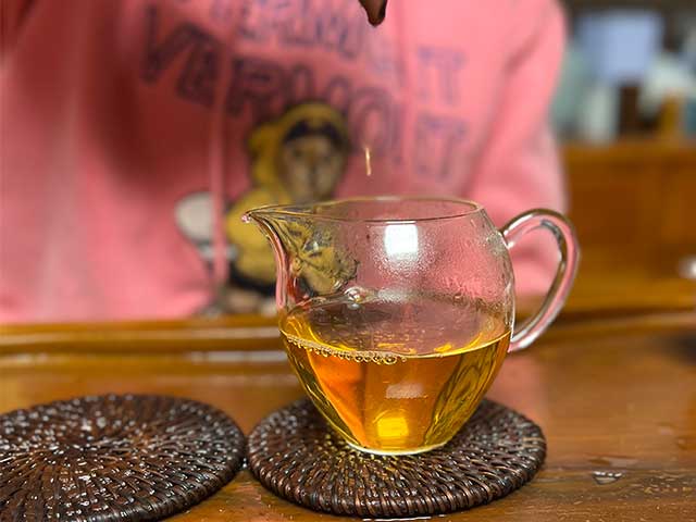 图为贡沱驿2006年景迈古树茶品鉴第七道茶汤