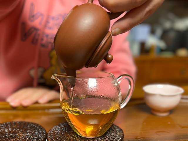 图为贡沱驿2006年景迈古树茶品鉴第九道茶汤