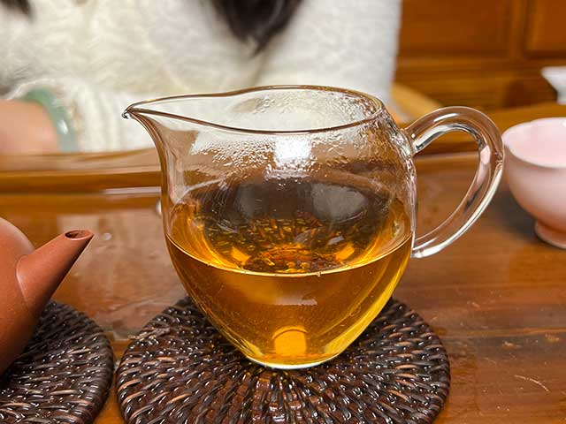 图为90年代末期下关紧压茶宝焰牌蘑菇沱品鉴头道汤体