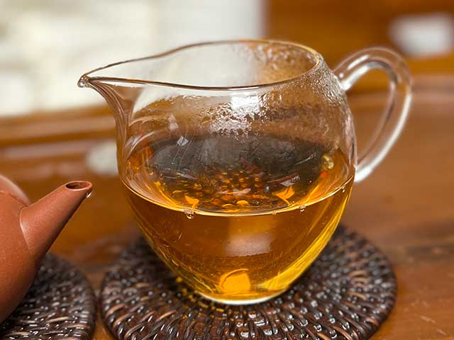 图为90年代末期下关紧压茶宝焰牌蘑菇沱品鉴第二道汤体