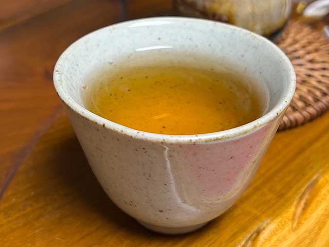 图为90年代末期下关紧压茶宝焰牌蘑菇沱品鉴第二道汤体