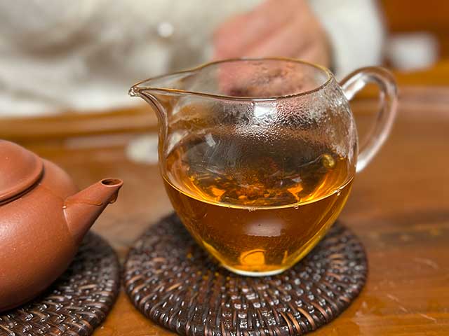 图为90年代末期下关紧压茶宝焰牌蘑菇沱品鉴第三道汤体