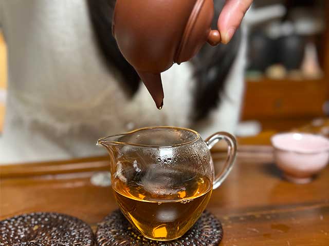 图为90年代末期下关紧压茶宝焰牌蘑菇沱品鉴第四道汤体