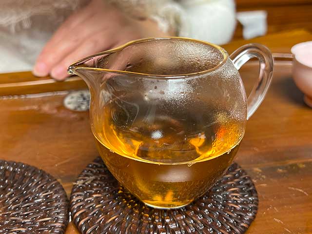 图为90年代末期下关紧压茶宝焰牌蘑菇沱品鉴第五道汤体