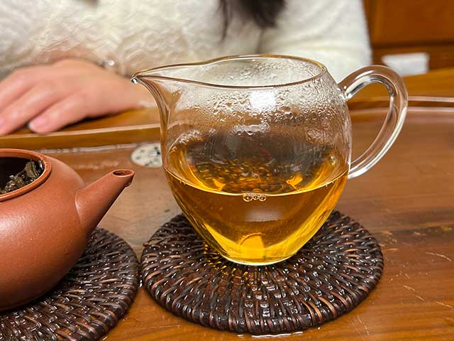 图为90年代末期下关紧压茶宝焰牌蘑菇沱品鉴第六道汤体