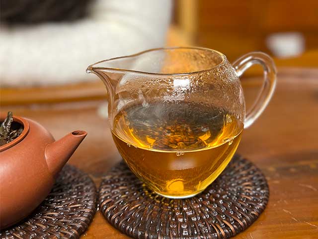 图为90年代末期下关紧压茶宝焰牌蘑菇沱品鉴第七道汤体