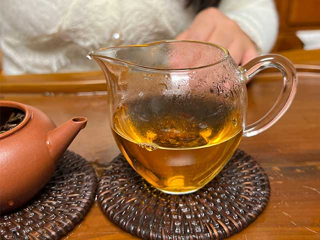 图为90年代末期下关紧压茶宝焰牌蘑菇沱品鉴第八道汤体