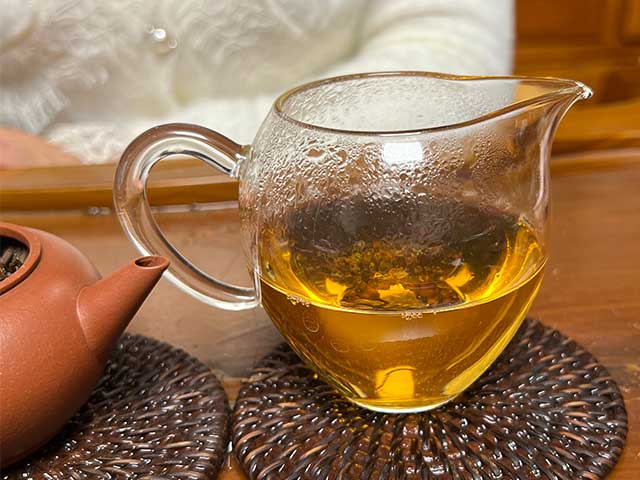 图为90年代末期下关紧压茶宝焰牌蘑菇沱品鉴第九道汤体