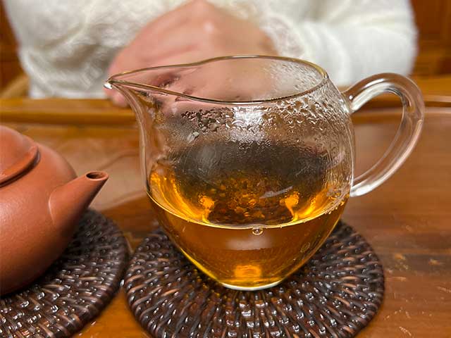 图为90年代末期下关紧压茶宝焰牌蘑菇沱品鉴第十道汤体