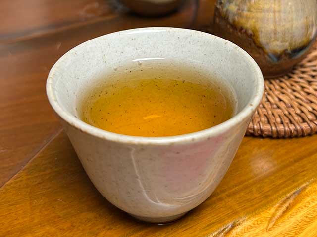 图为90年代末期下关紧压茶宝焰牌蘑菇沱品鉴第十道汤体