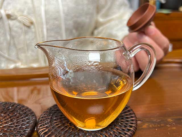 图为紫玉2005忙肺古树春尖400克饼洗茶润茶第二道茶汤