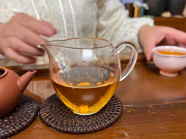 图为紫玉2005忙肺古树春尖400克饼品茗头道茶汤