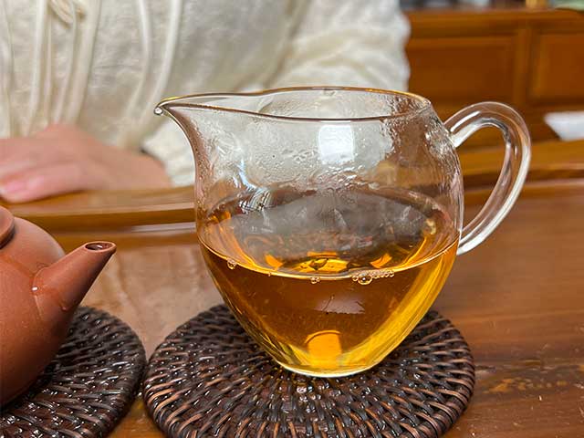 图为紫玉2005忙肺古树春尖400克饼品茗第二道茶汤