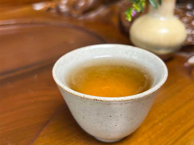图为紫玉2005忙肺古树春尖400克饼品茗第二道茶汤