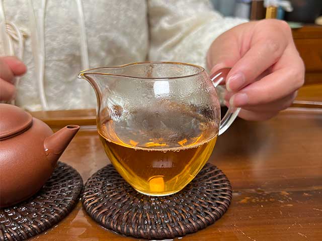 图为紫玉2005忙肺古树春尖400克饼品茗第三道茶汤