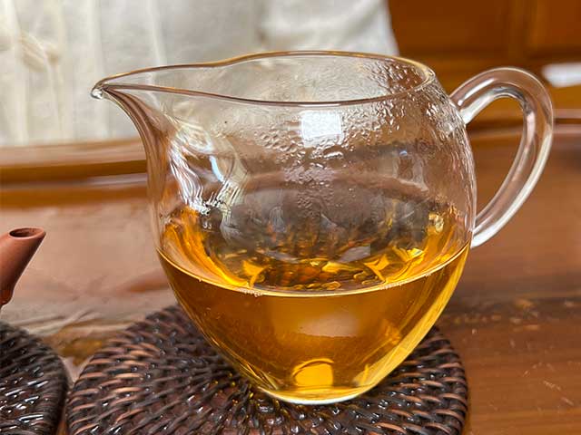 图为紫玉2005忙肺古树春尖400克饼品茗第六道茶汤
