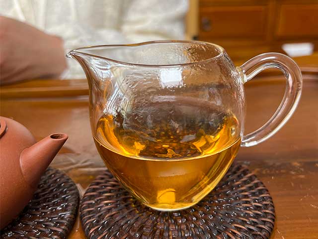 图为紫玉2005忙肺古树春尖400克饼品茗第七道茶汤
