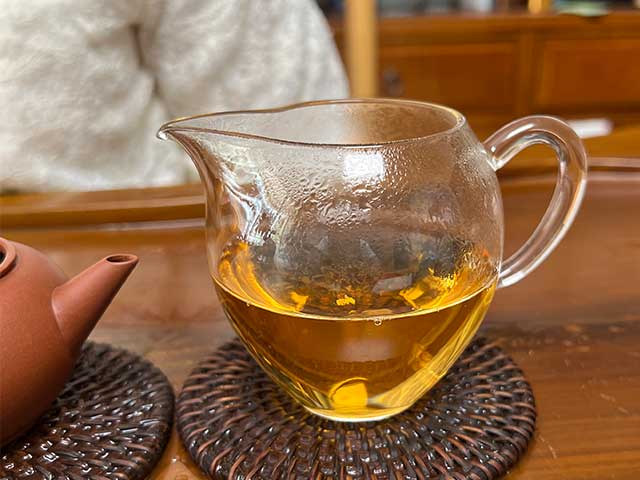 图为紫玉2005忙肺古树春尖400克饼品茗第八道茶汤