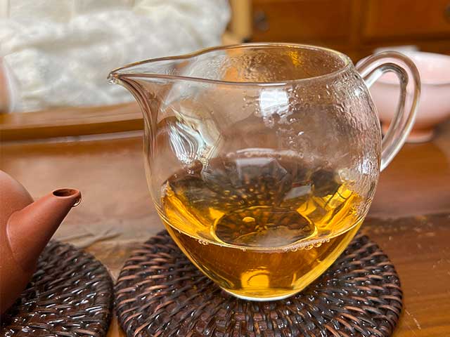 图为紫玉2005忙肺古树春尖400克饼品茗第九道茶汤
