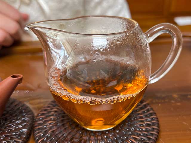图为紫玉2005忙肺古树春尖400克饼品茗第十道茶汤