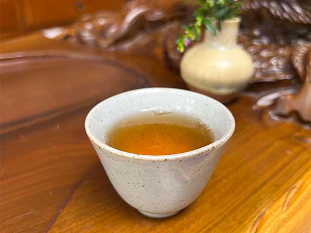 图为紫玉2005忙肺古树春尖400克饼品茗第十道茶汤