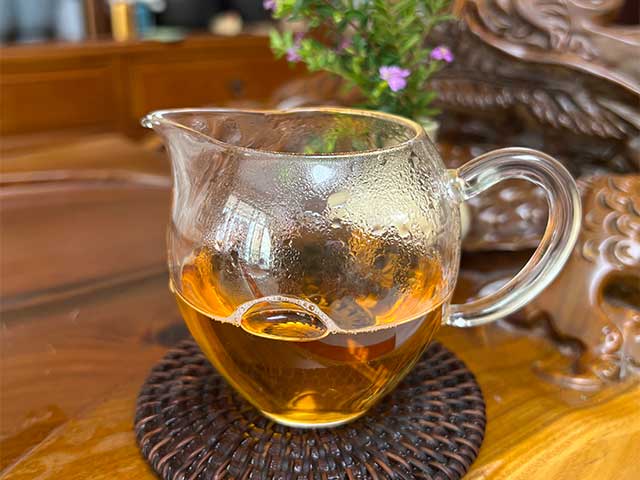 图为紫玉2005忙肺古树春尖400克饼品茗第13道茶汤