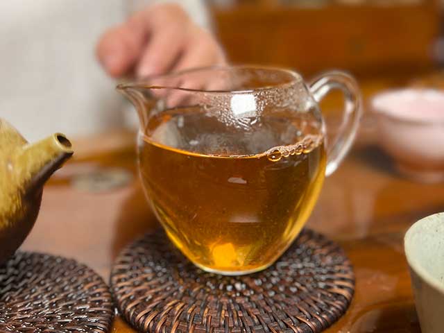 图为老郎河2006年布朗古树洗茶润茶第二道茶汤