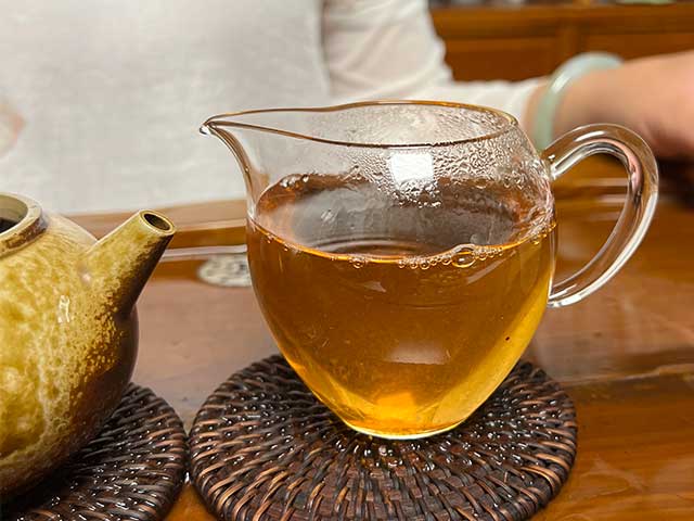 图为老郎河2006年布朗古树品茗头道茶汤