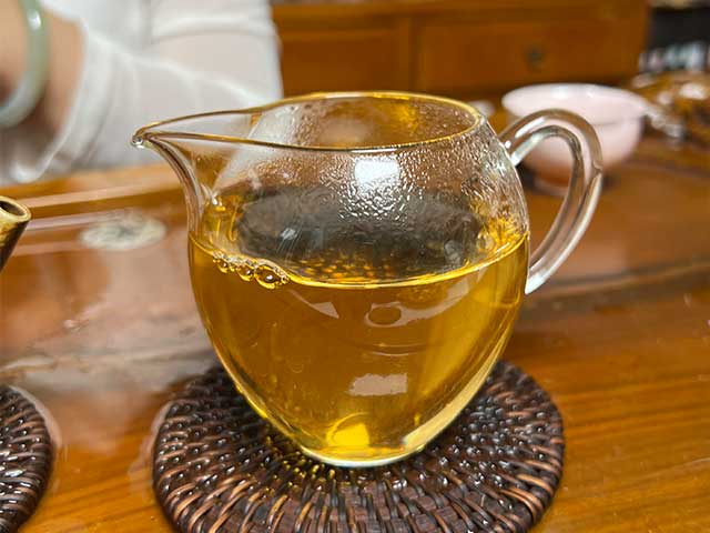 图为老郎河2006年布朗古树品茗第六道茶汤