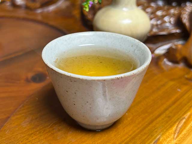 图为紫玉茶厂2006年忙肺老茶品茗第八道茶汤