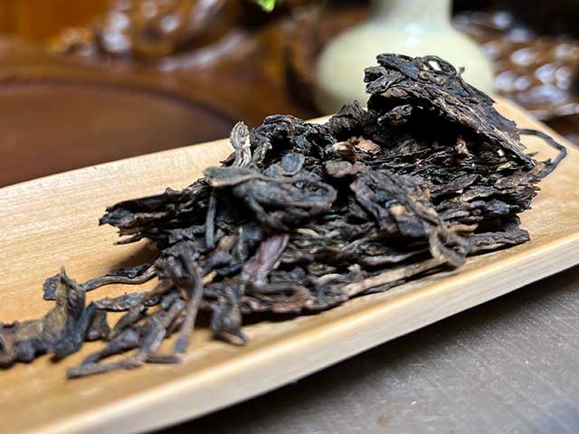 图为福海茶厂2004年特级A布朗山野生大树茶