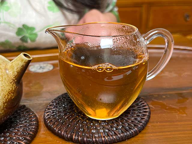 图为福海茶厂2004年特级A布朗山野生大树茶品鉴第二道茶汤