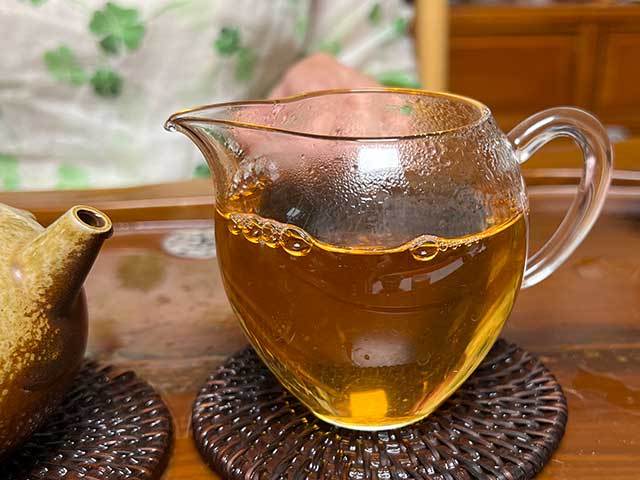 图为福海茶厂2004年特级A布朗山野生大树茶品鉴第三道茶汤