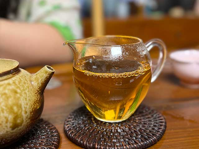 图为福海茶厂2004年特级A布朗山野生大树茶品鉴第五道茶汤