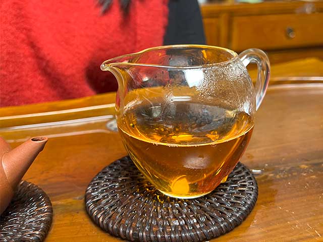 图为紫玉2005忙肺古树春尖400克饼品鉴头道茶汤
