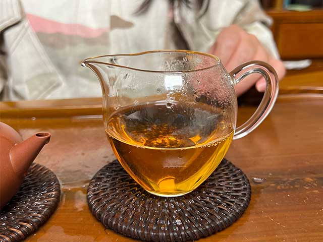 图为紫玉2005忙肺古树春尖400克饼品鉴第三道茶汤