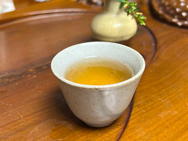 图为紫玉2005忙肺古树春尖400克饼品鉴第五道茶汤