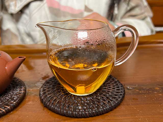 图为紫玉2005忙肺古树春尖400克饼品鉴第六道茶汤