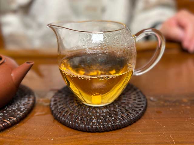 图为紫玉2005忙肺古树春尖400克饼品鉴第七道茶汤