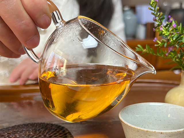 图为2003年下关特级青饼铁饼品鉴第四道茶汤
