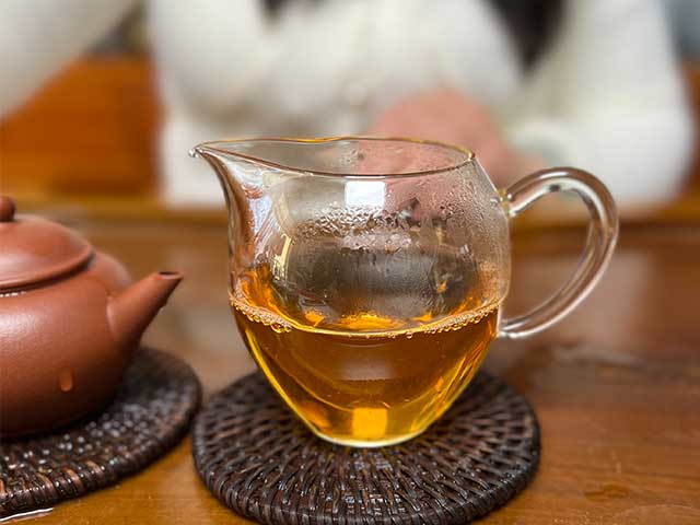 图为2003年下关特级青饼铁饼品鉴第六道茶汤