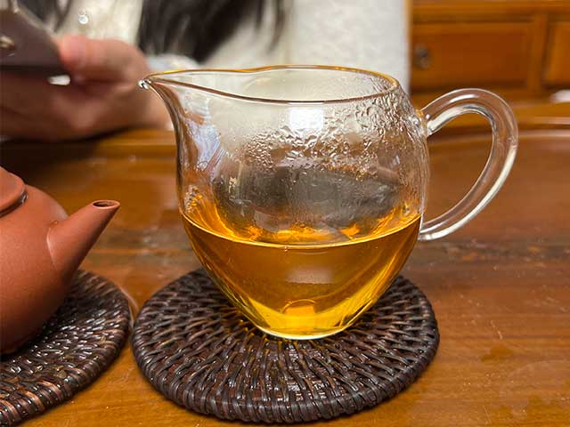 图为2003年下关特级青饼铁饼品鉴第七道茶汤