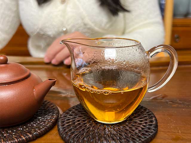 图为2003年下关特级青饼铁饼品鉴第八道茶汤